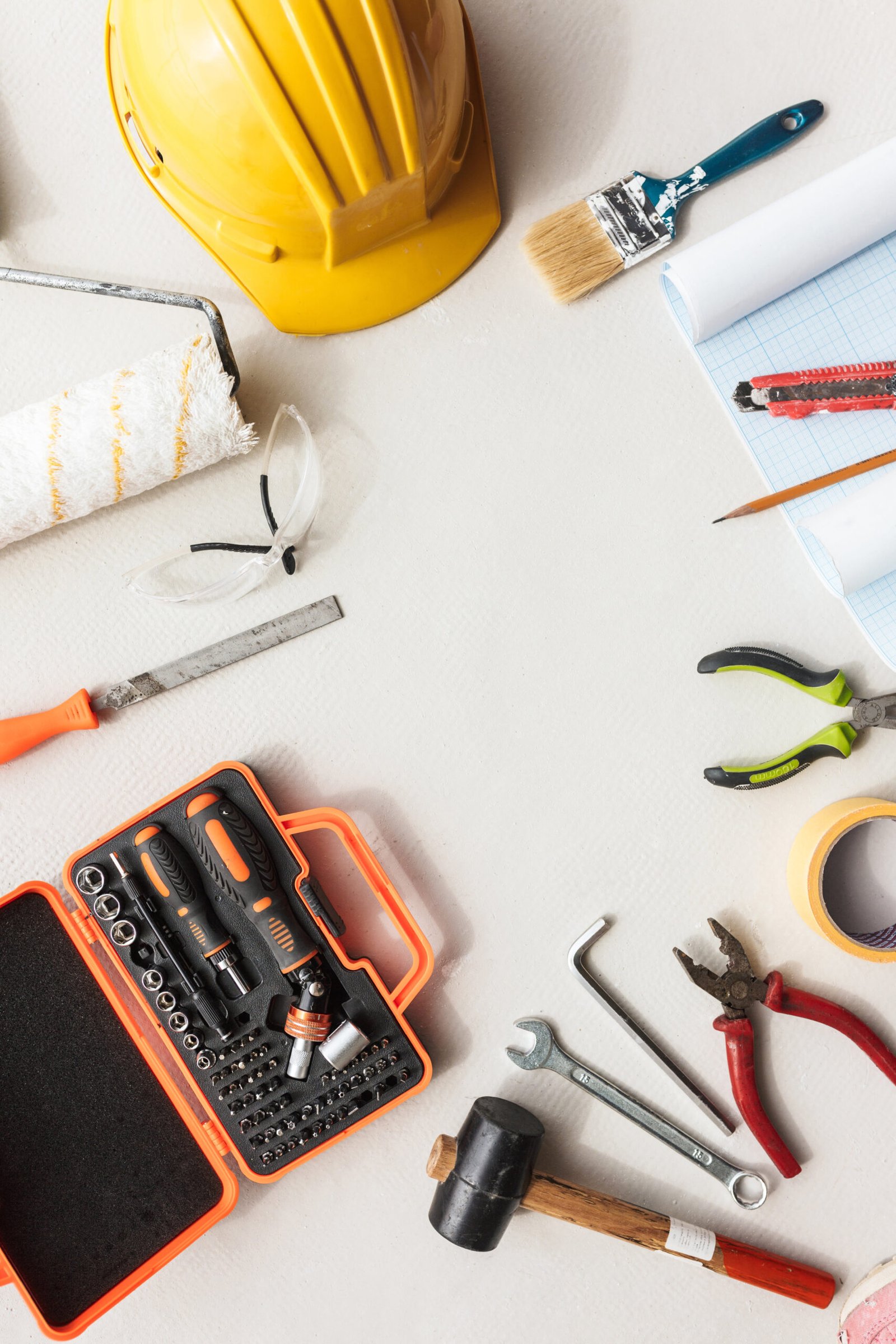 Collection d'outils et d'équipements essentiels pour des projets de construction, de plomberie et de carrelage.